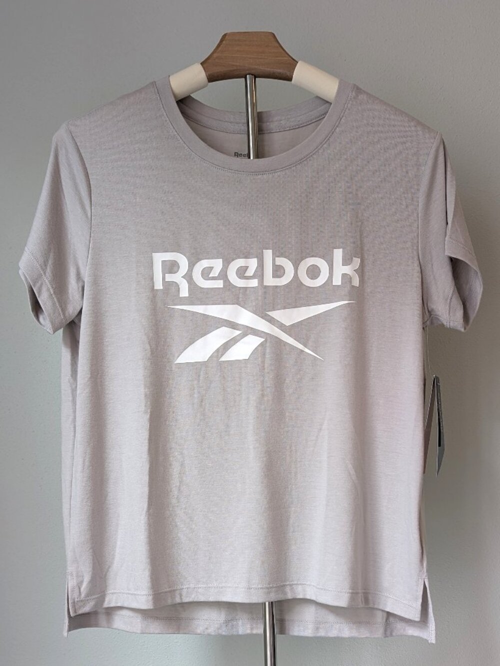 Reebok Crew Neck Tee-Shirt, Soft Athleisure Shirt Size Small